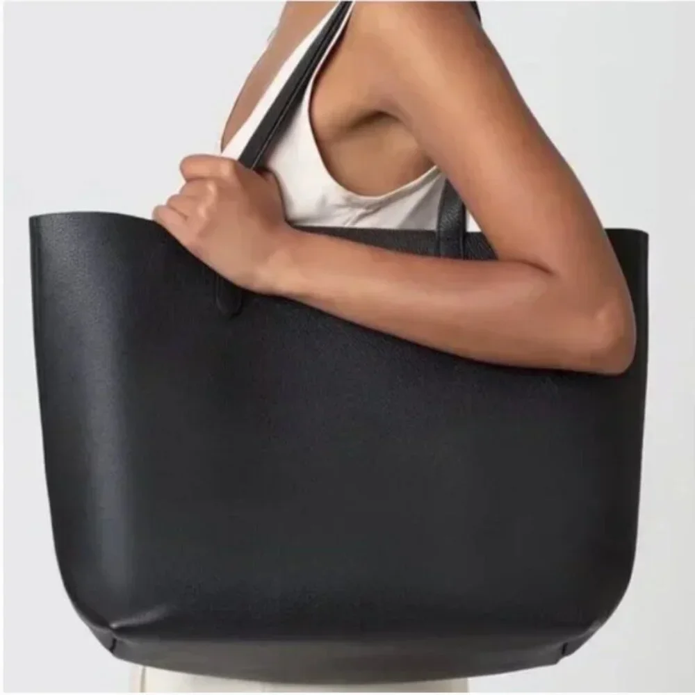Cuyana Classic Structured Leather Tote in Black Pebbled Leather